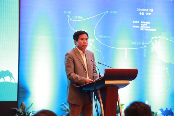 校党委副书记、副校长贾明德主持会议